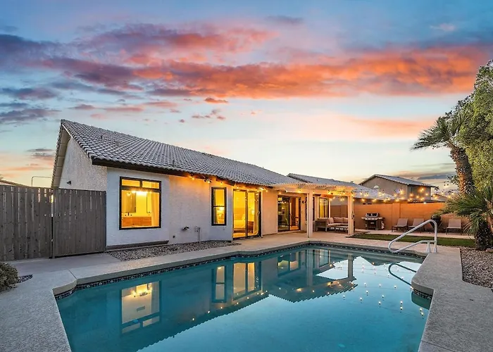 Holiday home Luxe Remodeled With Pool Minutes From Downtown *