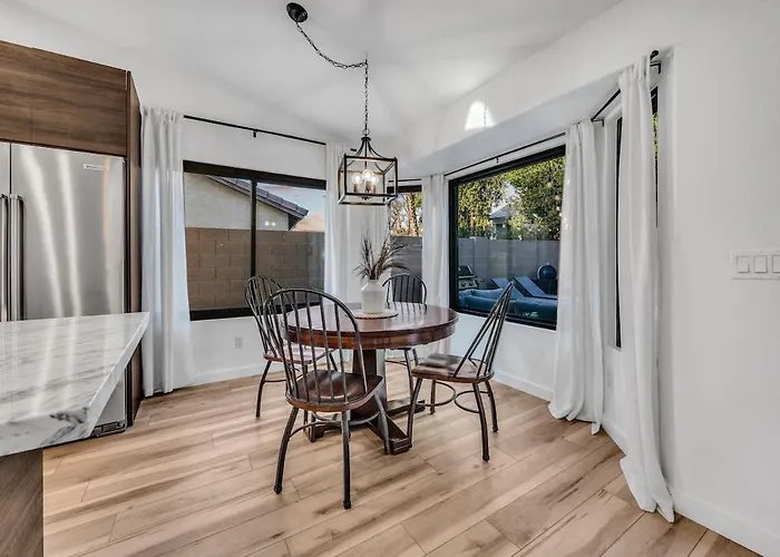 Luxe Remodeled With Pool Minutes From Downtown Gilbert