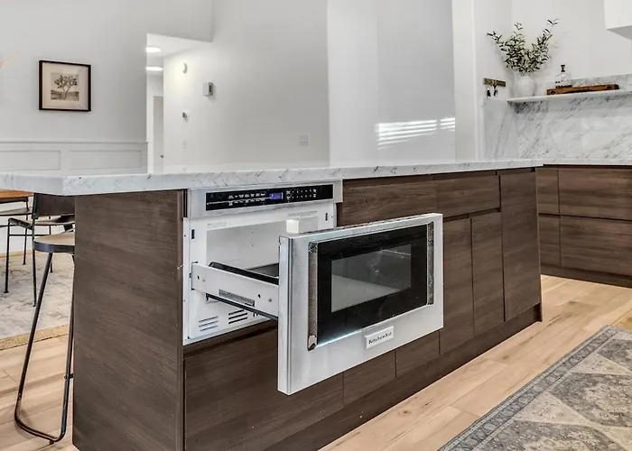 Luxe Remodeled With Pool Minutes From Downtown Holiday home *