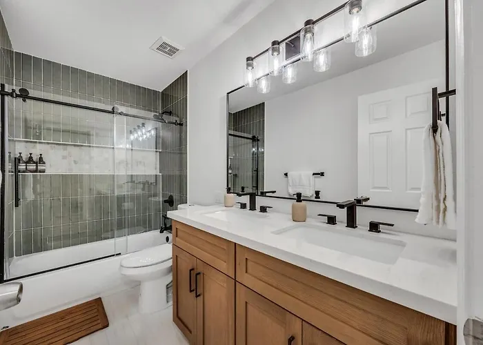 Luxe Remodeled With Pool Minutes From Downtown Holiday home *