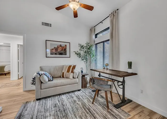 Luxe Remodeled With Pool Minutes From Downtown Holiday home