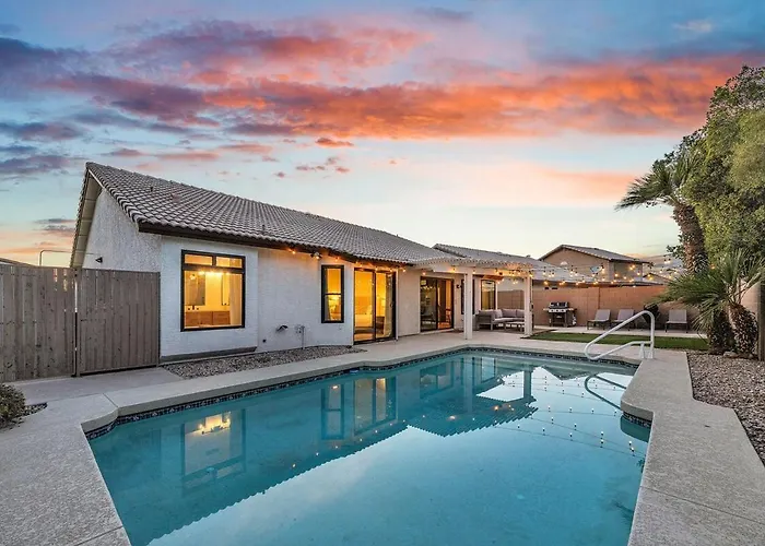 Luxe Remodeled With Pool Minutes From Downtown Holiday home *