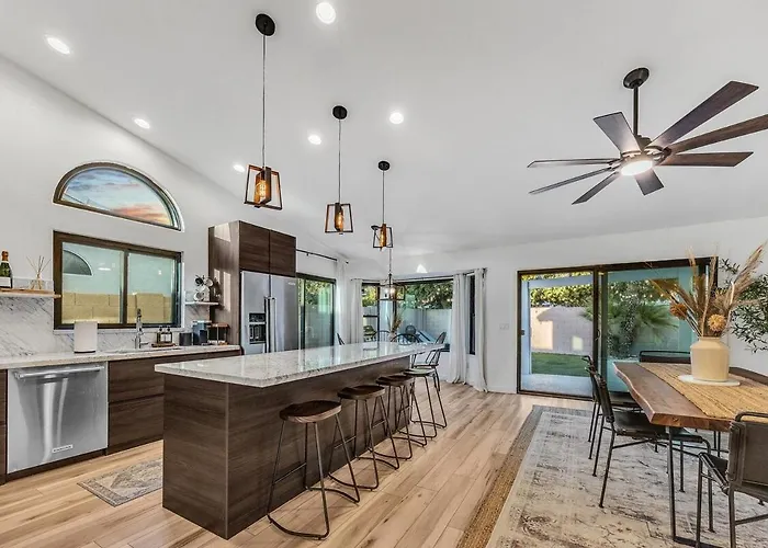 Holiday home Luxe Remodeled With Pool Minutes From Downtown