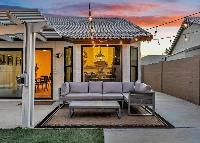 Luxe Remodeled With Pool Minutes From Downtown Gilbert