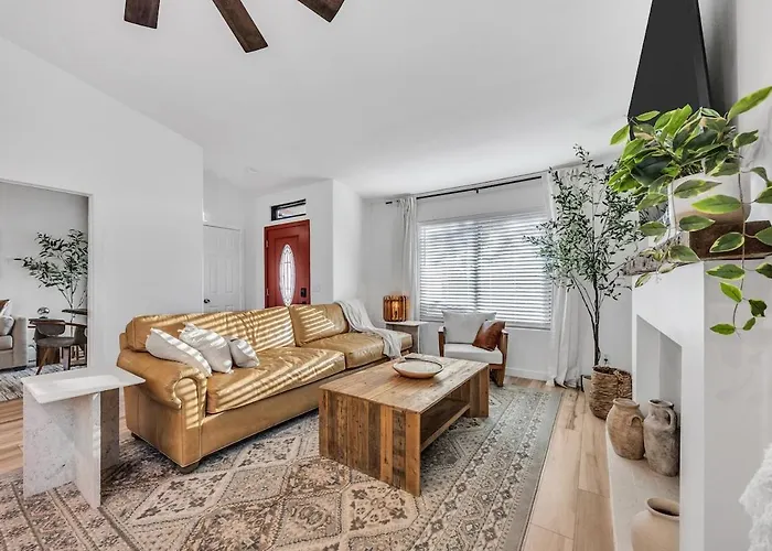 Holiday home Luxe Remodeled With Pool Minutes From Downtown
