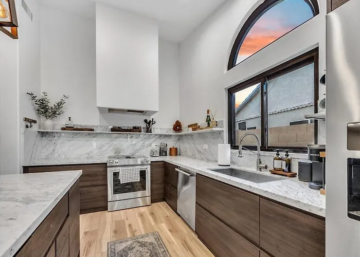 Holiday home Luxe Remodeled With Pool Minutes From Downtown