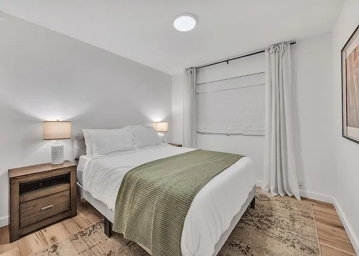 Luxe Remodeled With Pool Minutes From Downtown *