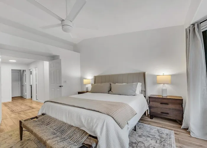 Holiday home Luxe Remodeled With Pool Minutes From Downtown