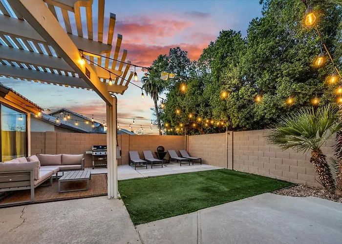 Luxe Remodeled With Pool Minutes From Downtown Holiday home *