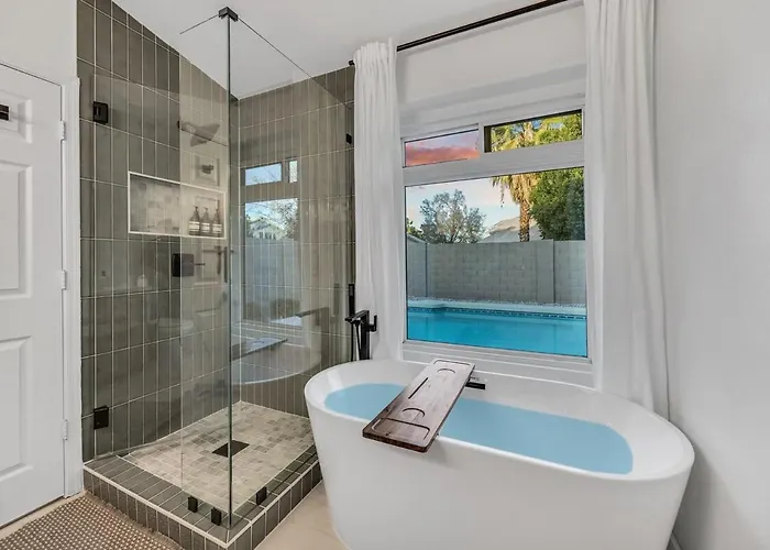 Luxe Remodeled With Pool Minutes From Downtown Holiday home *