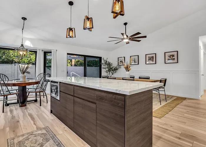 Holiday home Luxe Remodeled With Pool Minutes From Downtown
