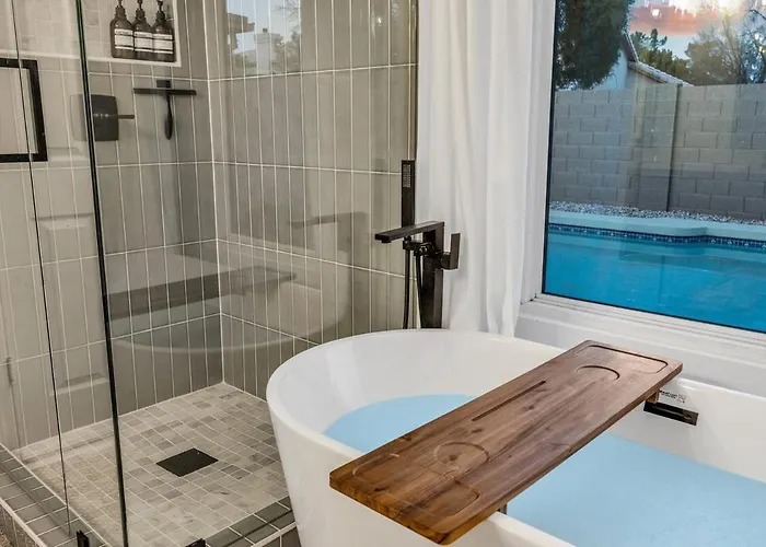Holiday home Luxe Remodeled With Pool Minutes From Downtown *
