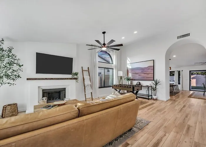 Luxe Remodeled With Pool Minutes From Downtown Holiday home *